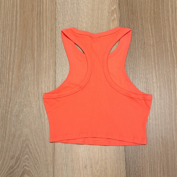 ALO Yoga aspire tank in  Red hot summer - Picture 4 of 7